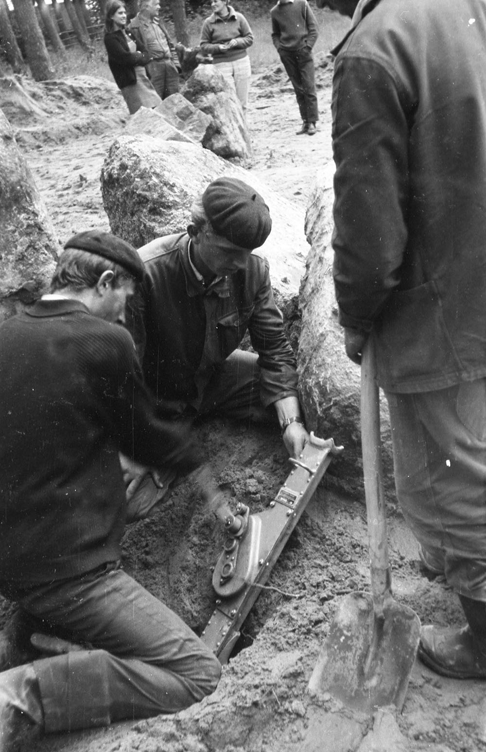 Prace wykonywane podczas rekonstrukcji grobowców w Wietrzychowicach